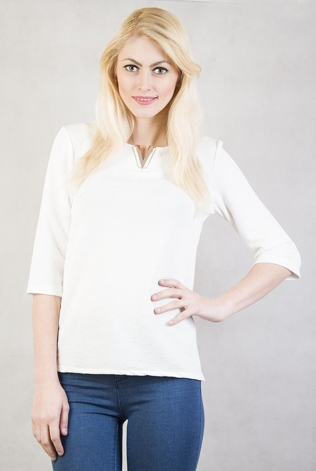 Biała bluzka z literką "V"