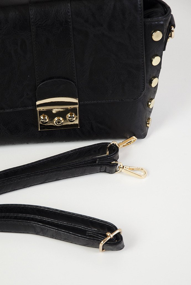 Czarna torebka ze złotymi guzikami