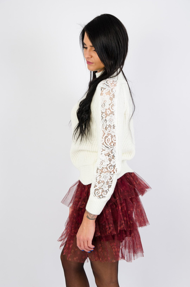 Biały sweter z półgolfem oraz koronką na rękawach