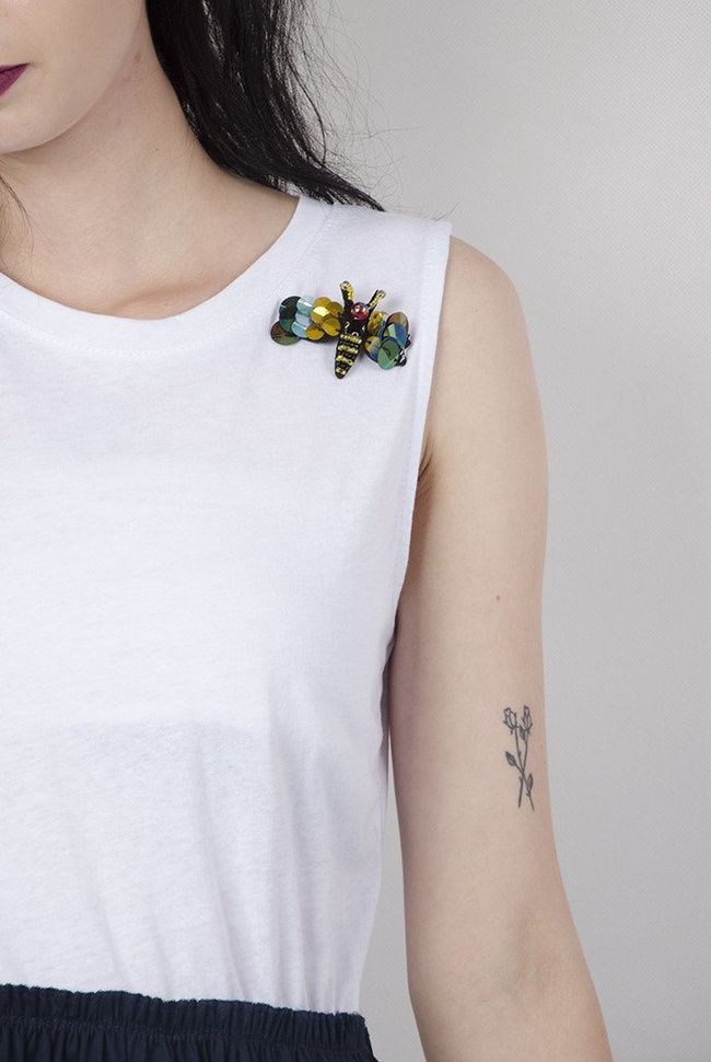 Sukienka biało granatowa z przypinką