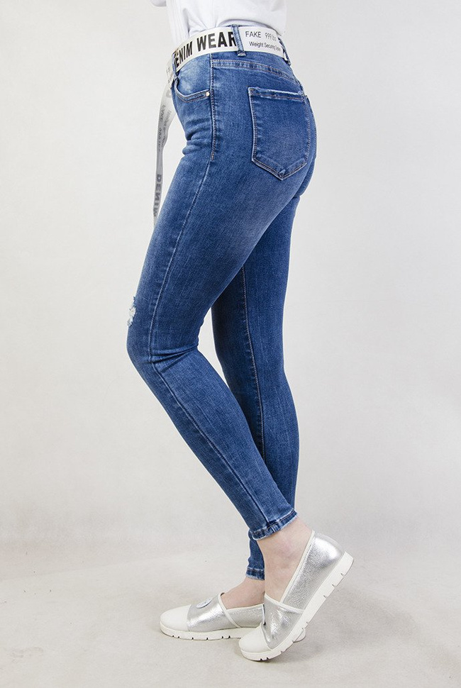 Spodnie jeansowe z wysokim stanem oraz białym paskiem