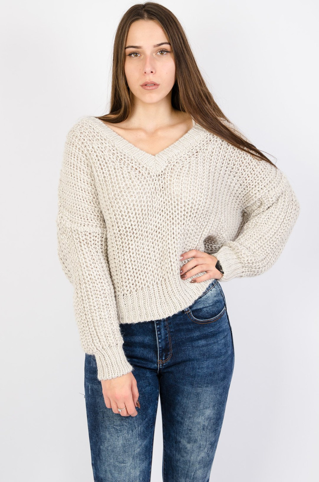 BEŻOWY SWETER Z DEKOLTEM W SZPIC