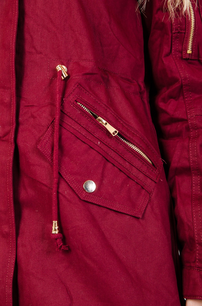 Bordowa asymetryczna kurtka ze złotymi zamkami
