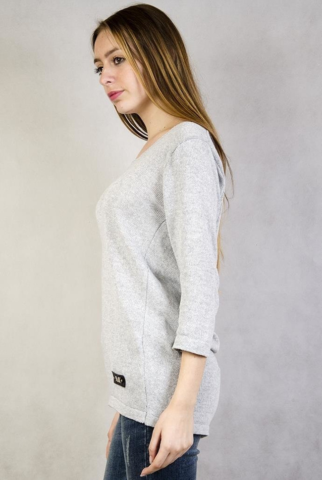 Szary sweterek z wstążką na plecach