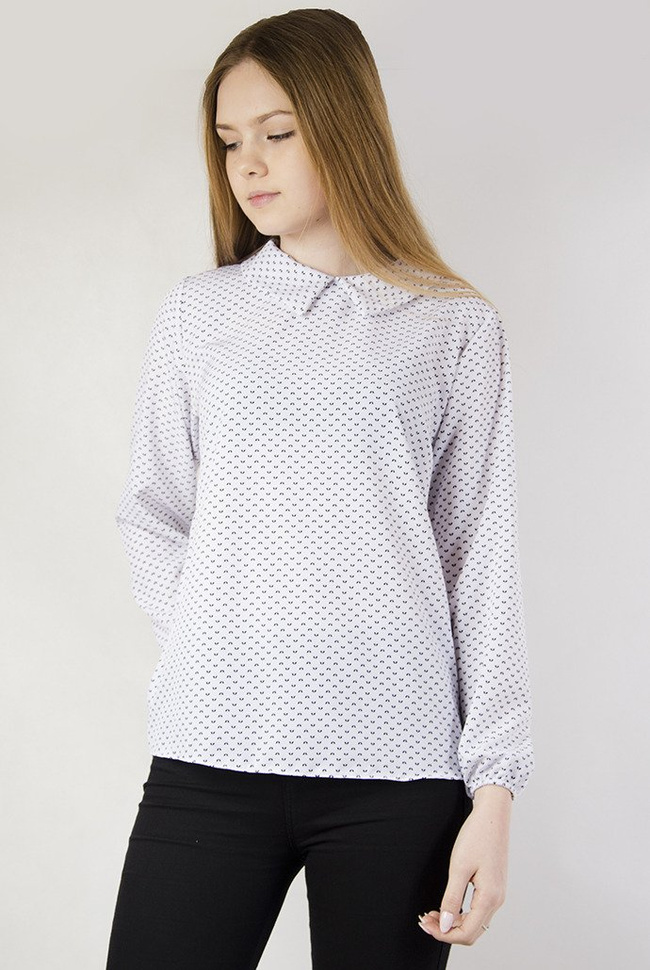 Biała bluzka koszulowa z kołnierzykiem, cała w czarne wzorki 