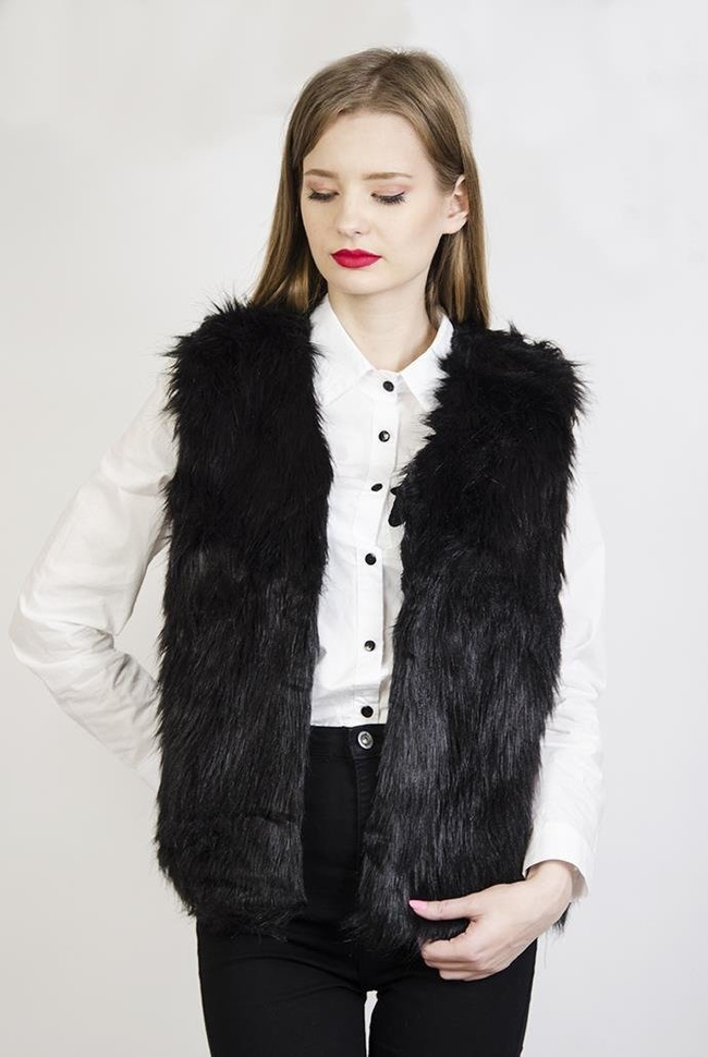 Czarna, włochata kamizelka