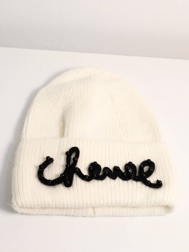 CZAPKA Z DOMIESZKĄ WEŁNY  ORAZ NAPISEM Z KORALIKAMI-BIAŁA