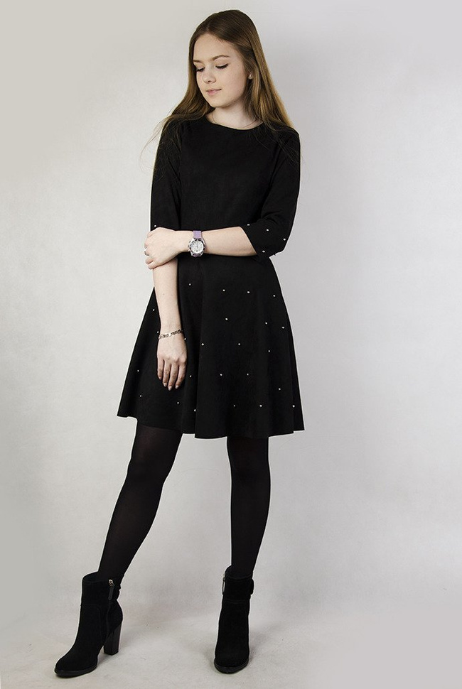 Czarna rozkloszowana zamszowa sukienka z perełkami