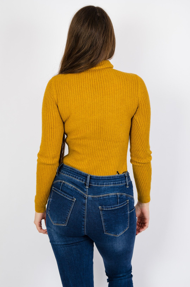 Musztardowy sweter z golfem 