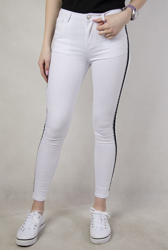 Białe spodnie z wysokim stanem i lampasami