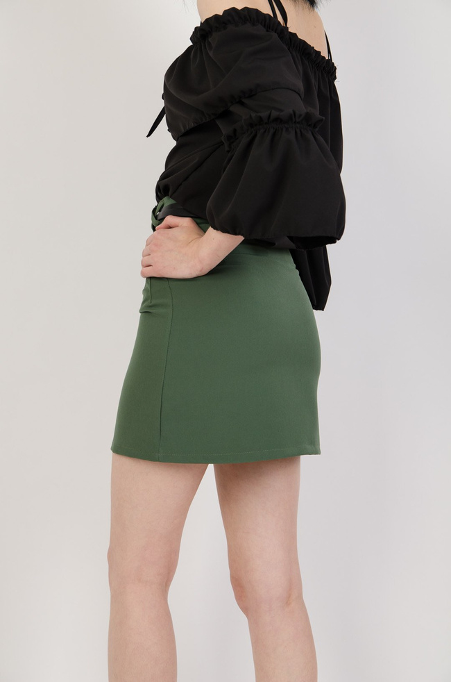 Zielona materiałowa spódnica z paskiem