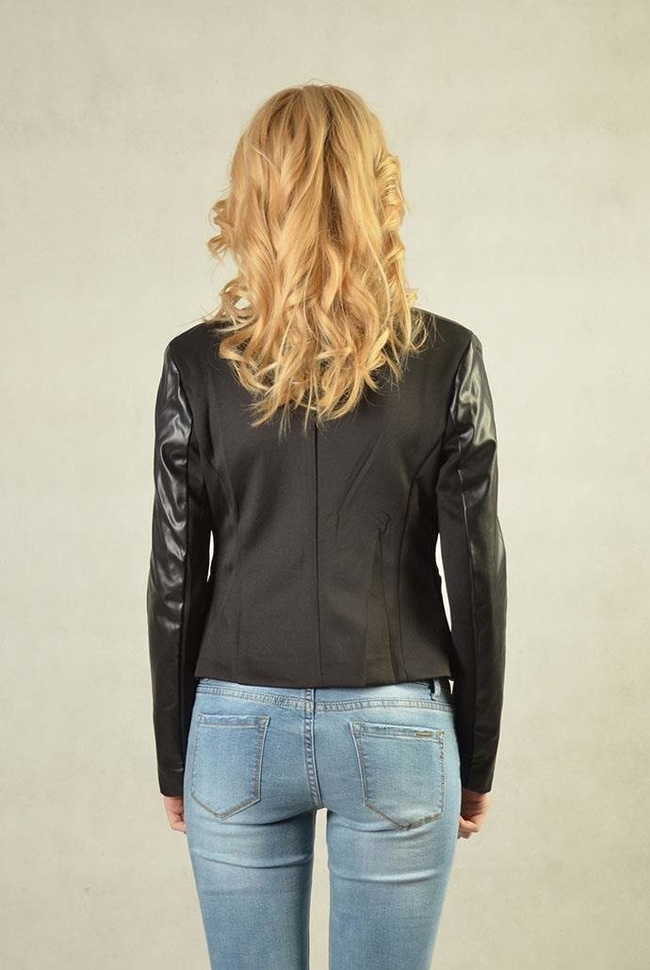 Czarna marynarka z łączonych materiałów