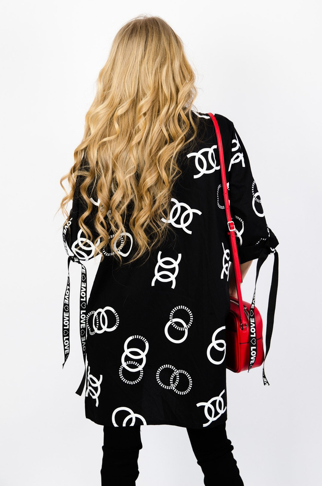 Czarna koszula z wzorem cc oraz cekinową kieszenią