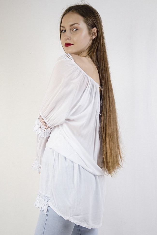 Biała zwiewna sukienka z ażurowym wykończeniem 