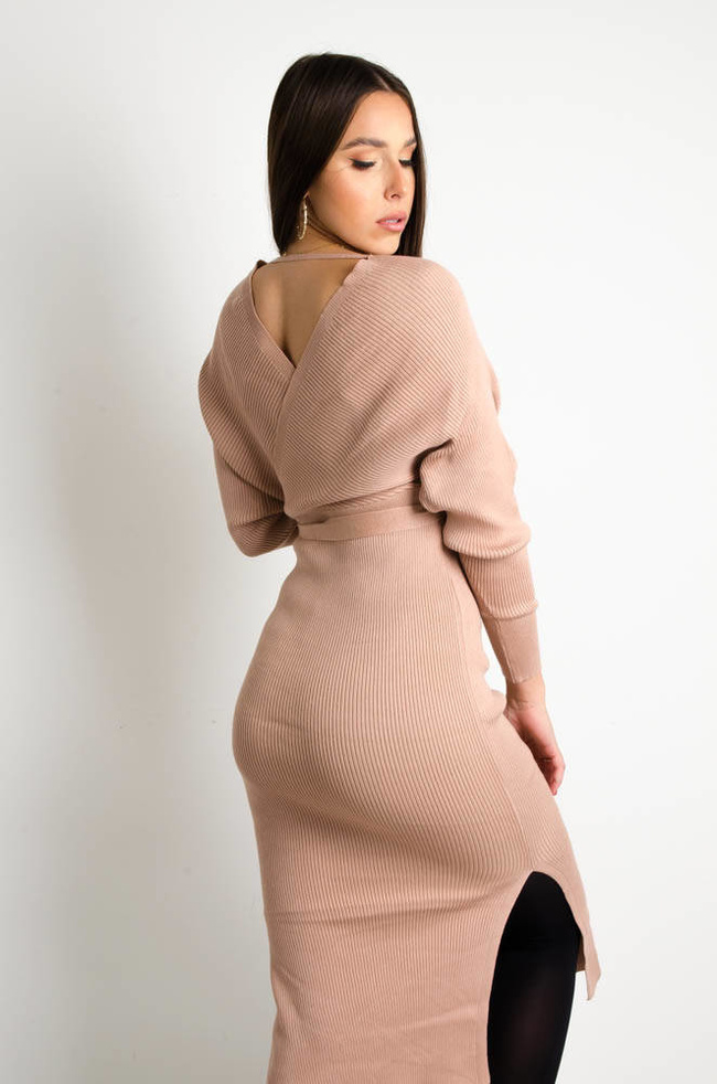 BEŻOWA PRĄŻKOWANA SUKIENKA MIDI Z ROZCIĘCIEM