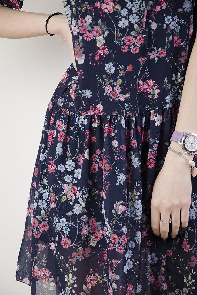 Zwiewna granatowa sukienka w kwiaty z wiązaniem przy szyi 