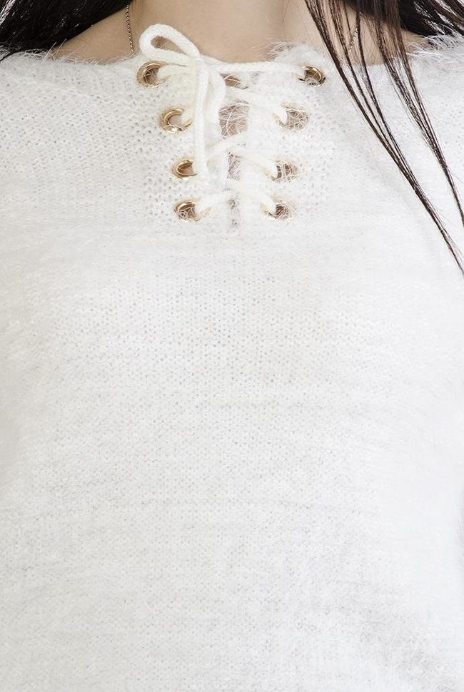 Biały, włochaty sweterek z wiązaniem w dekolcie