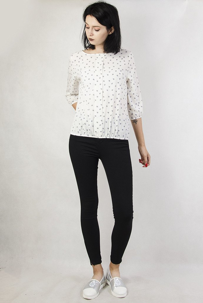 Biała bluzka w szkicowane serduszka