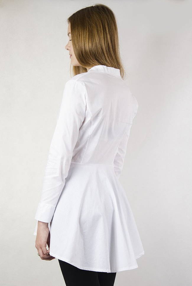 Biała koszula rozkloszowana od połowy