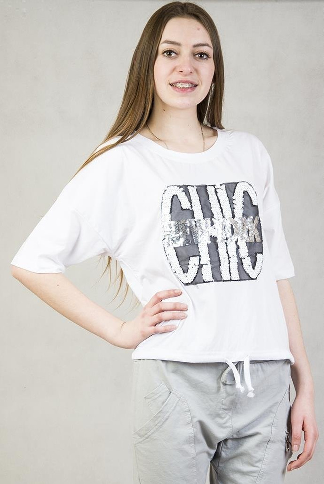 Biała asymetryczna bluzka z napisem "CHIC NEW YORK"