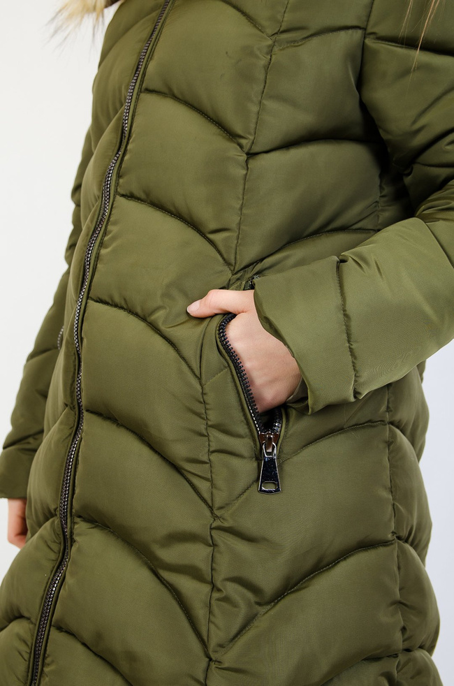 Zielona pikowana kurtka z futerkiem przy kapturze
