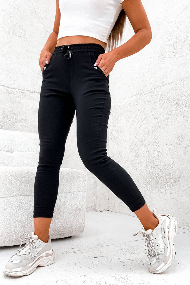 SPODNIE ZE ŚCIAGACZEM W PASIE I OZDOBĄ NA KIESZENI- CZARNE