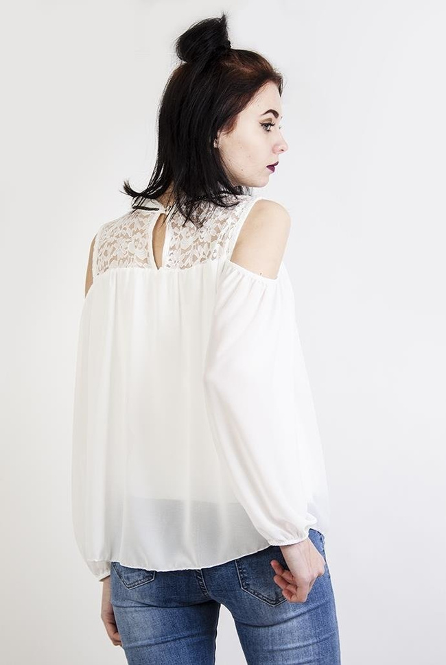 Biała bluzka koszulowa ze zdobionym dekoltem i wycięciami przy ramionach