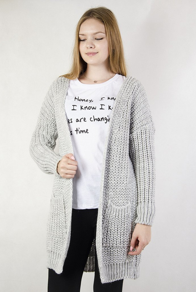 Szary sweter o grubym splocie