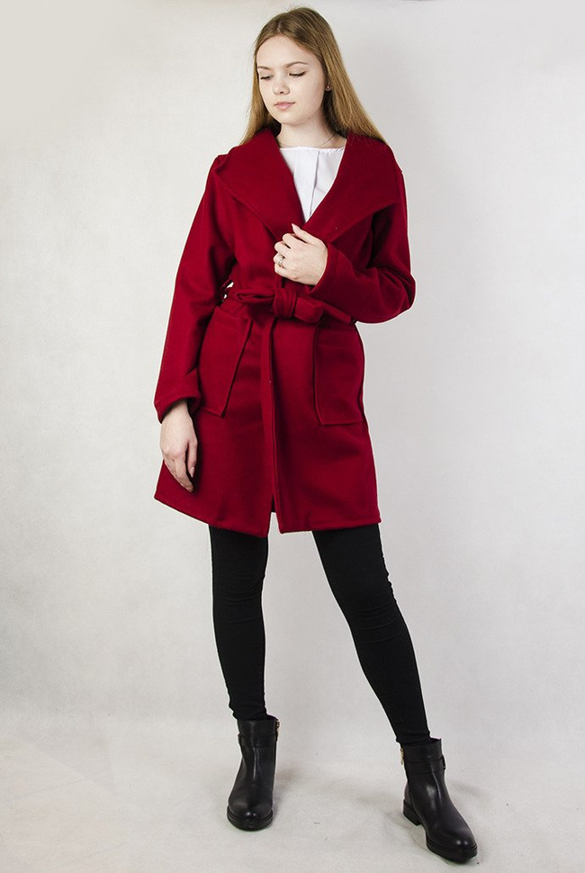 Bordowy płaszcz wiązany w pasie