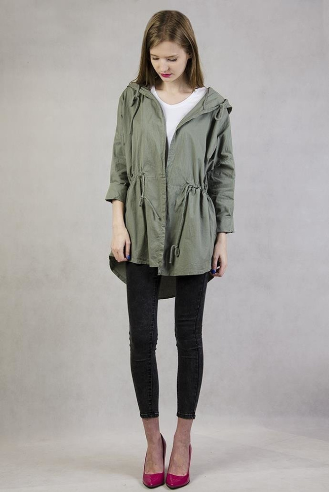 Zielona narzuta z kapturem, ściągana w pasie