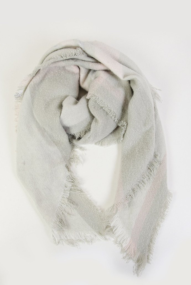 Jasnoszary szal w kratę