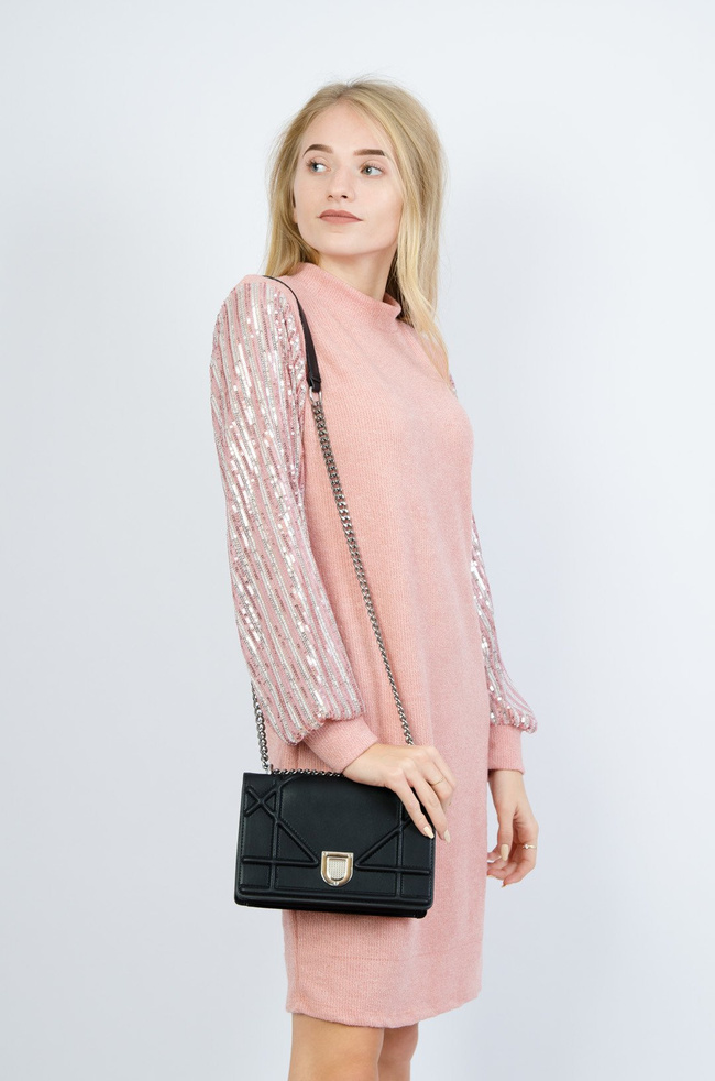 Mała czarna torebka ze srebrnym łańcuszkiem