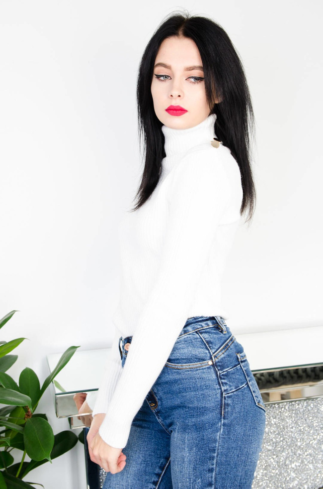 KREMOWY PRĄŻKOWANY GOLF ZE ZŁOTYMI GUZIKAMI