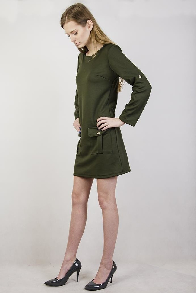 Zielona sukienka ze złotymi guzikami i kieszeniami