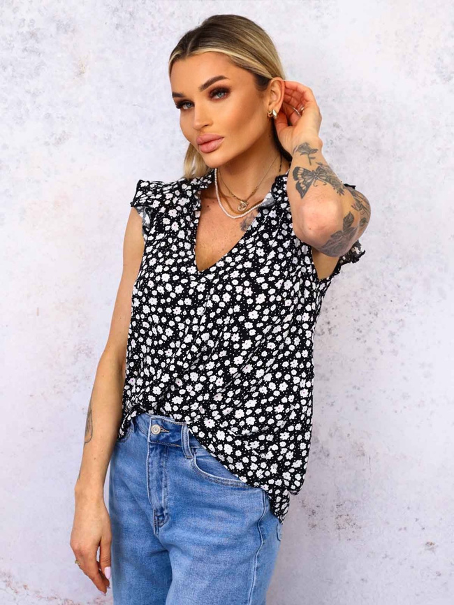 BLUZKA W KWIECISTY WZÓR Z FALBANKAMI- CZARNA