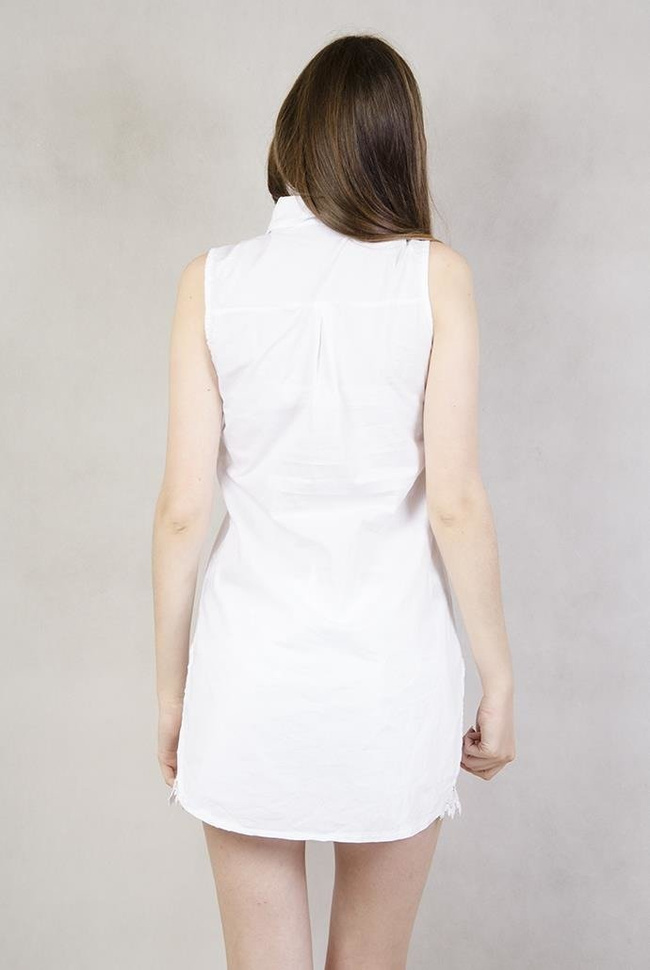 Koszula biała bez rękawów z naszywką