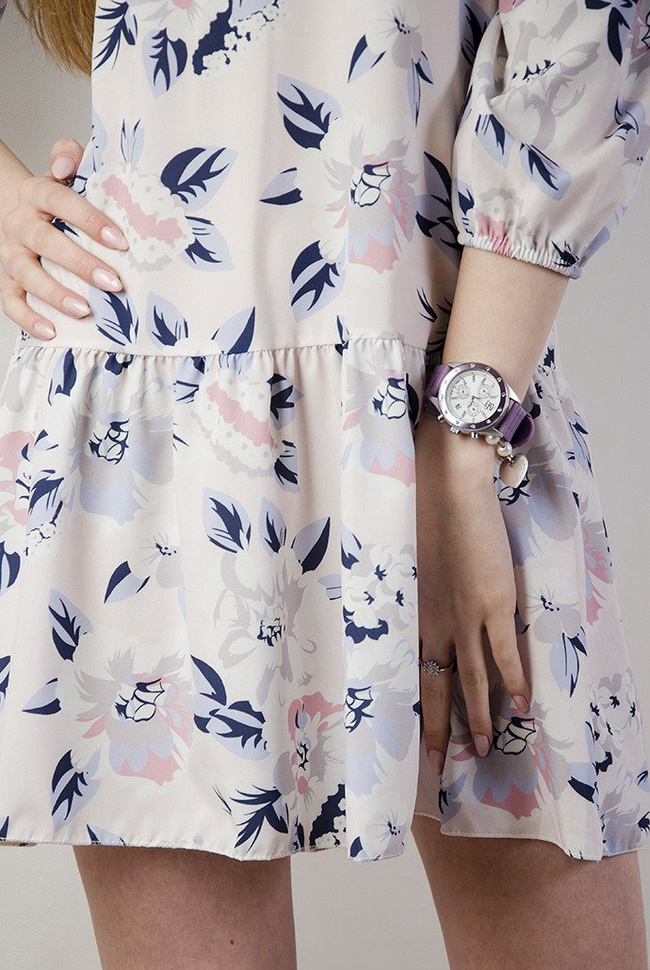 Jasna sukienka w kwiaty z odkrytymi ramionami