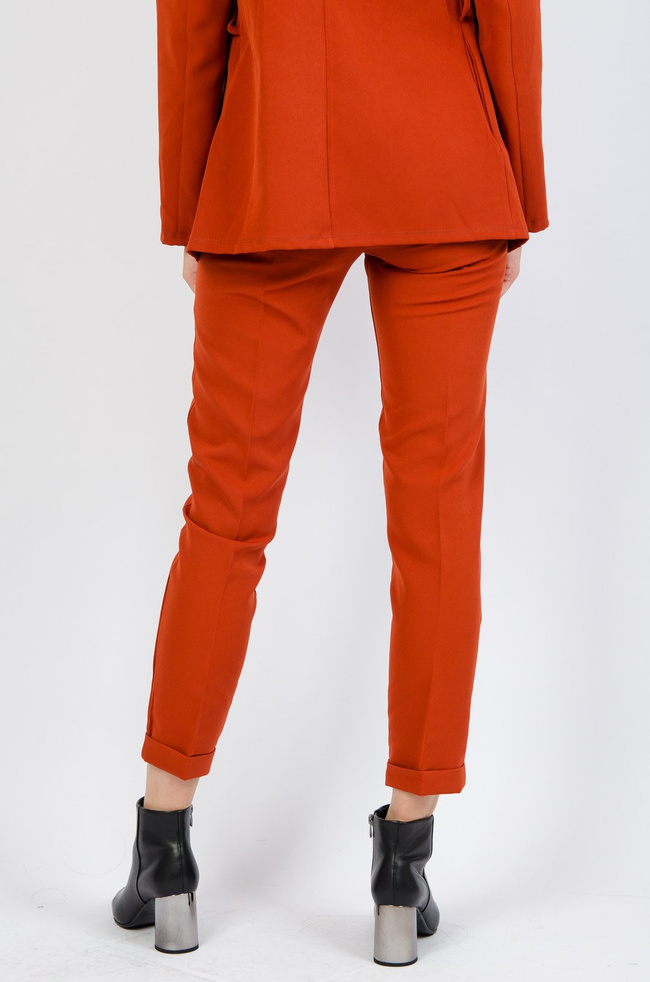 Damski garnitur w kolorze ceglastym