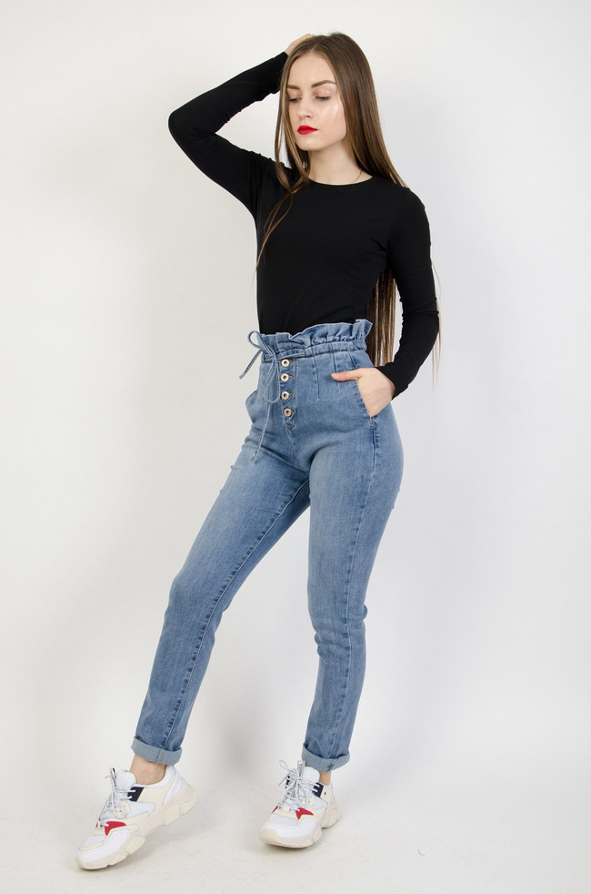 Jasne spodnie jeansowe haremki z falbaną w pasie