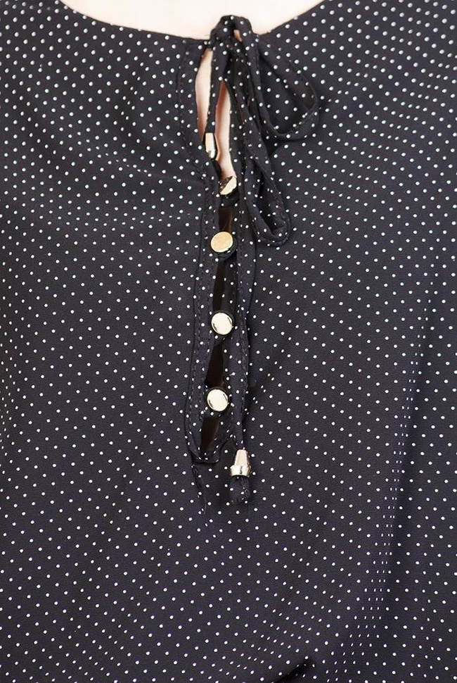 Czarna sukienka w białe kropki z wiązaniem w pasie