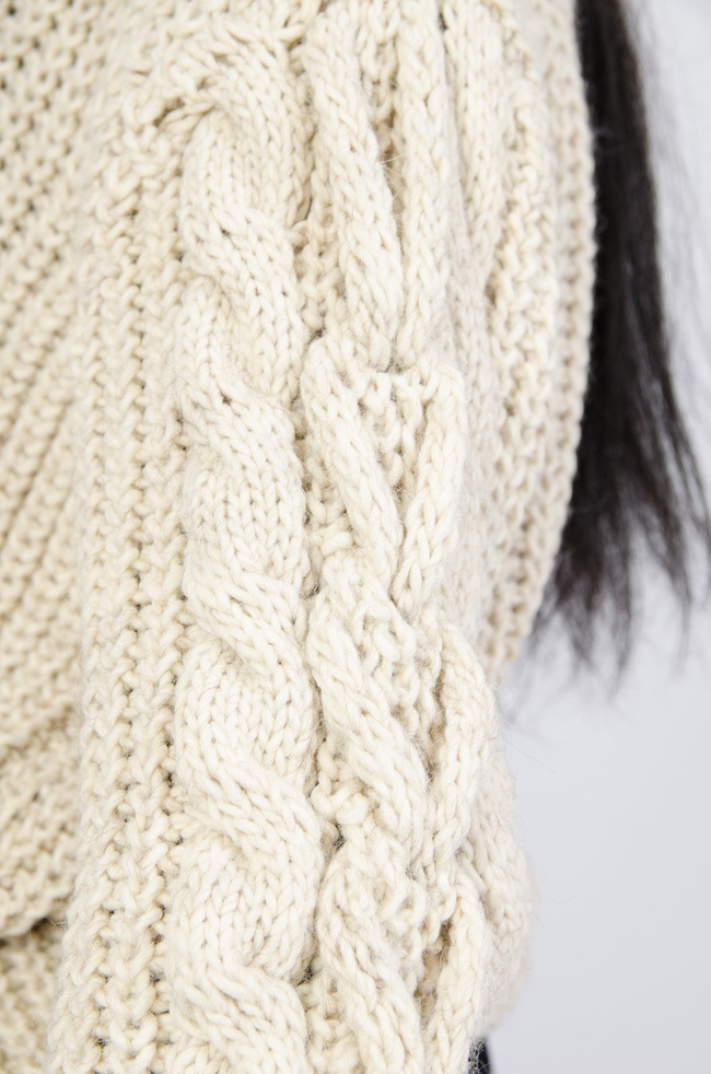 Ciepły beżowy sweter z warkoczem na rękawach