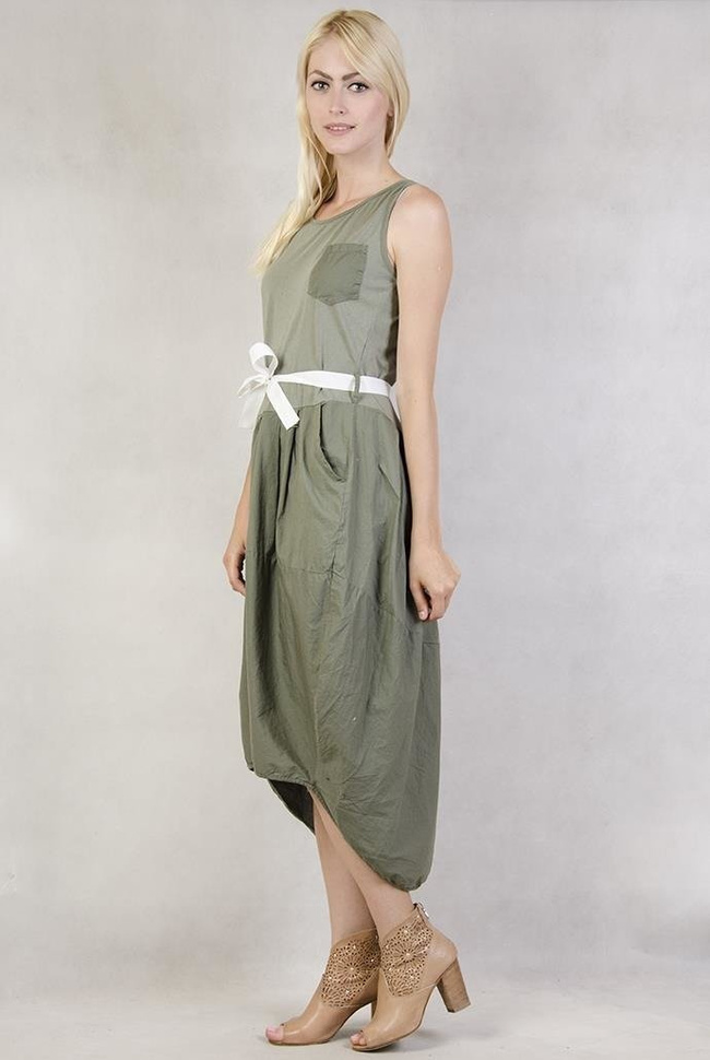 Zielona sukienka wiązana w pasie z przedłużanym tyłem