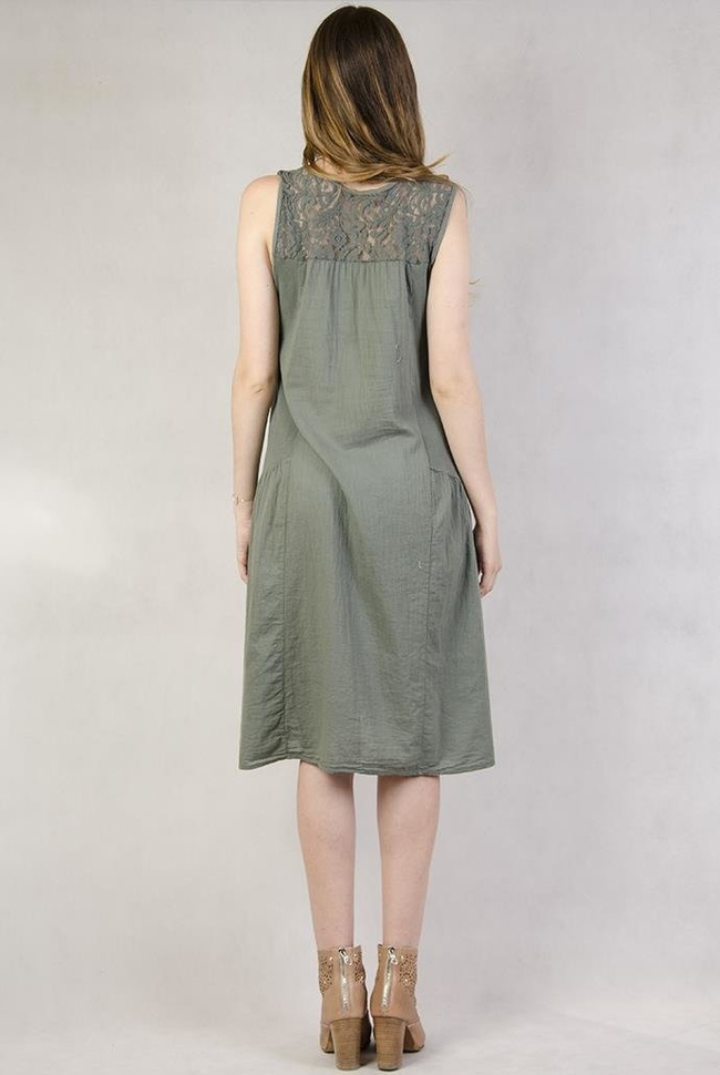 Zielona sukienka z koronkowymi elementami