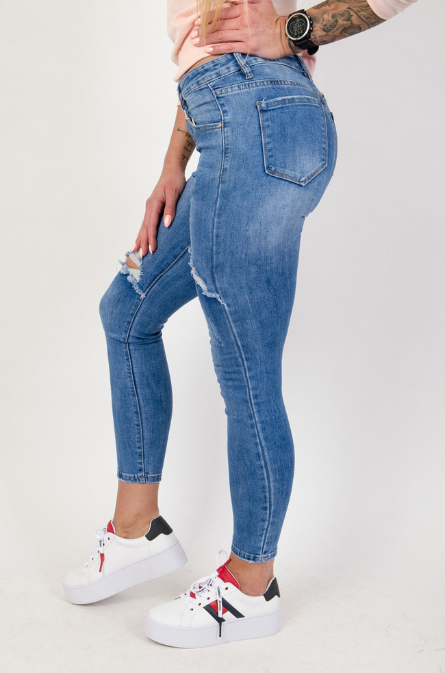 Jasne spodnie jeansowe z dużymi szarpaniami