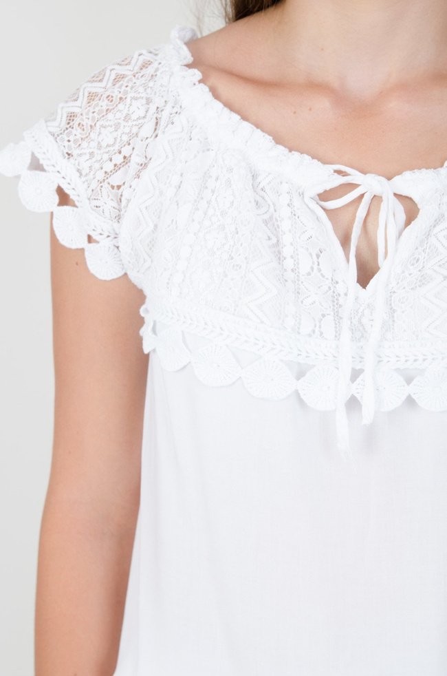 Biała bluzka hiszpanka z ażurowym dekoltem