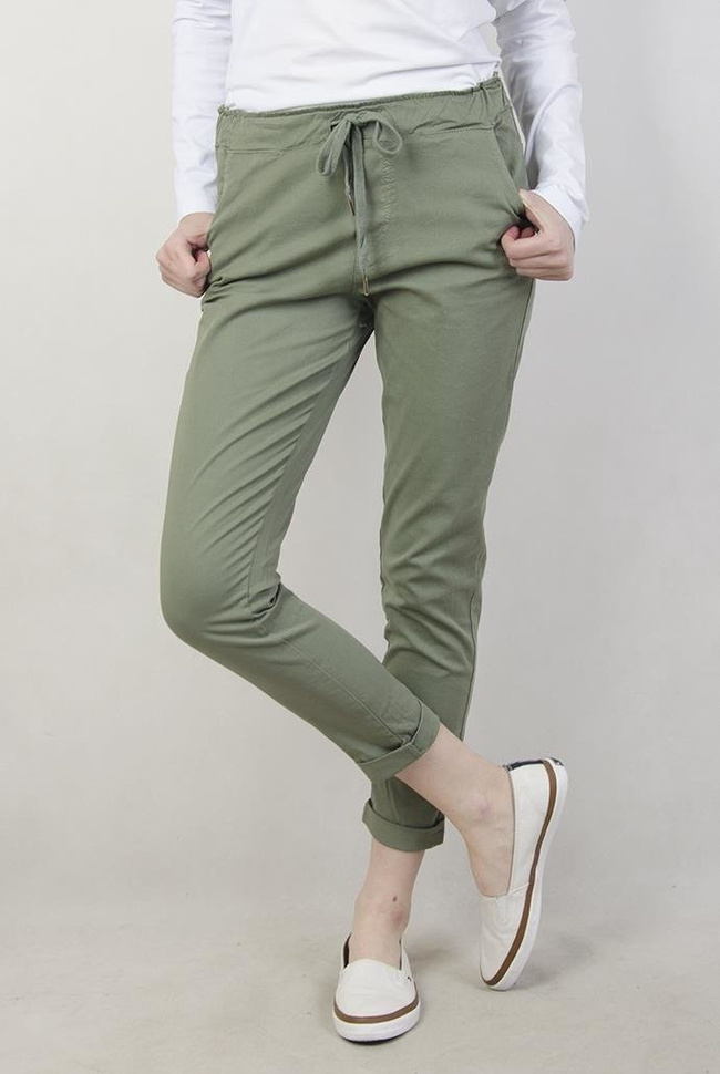 Zielone spodnie z wiązaniem i gumą w pasie