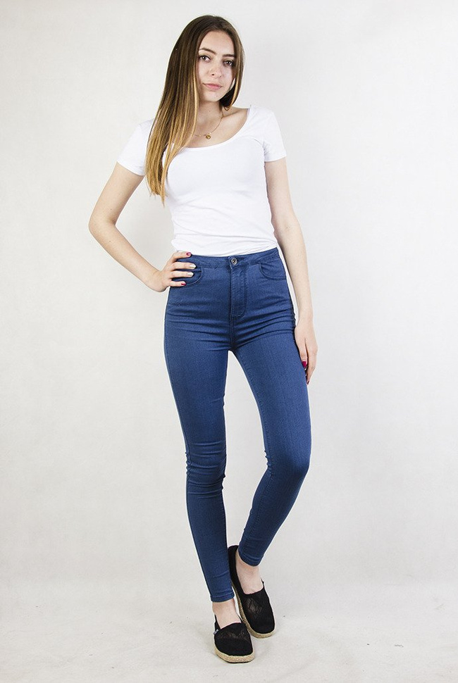 Niebieskie rurki z wysokim stanem