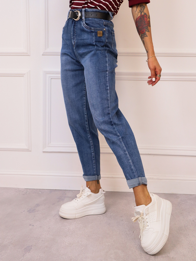 SPODNIE JEANSOWE MOM FIT Z PRZESZYCIAMI PRZY KIESZENIACH I NASZYWKĄ+ PASEK