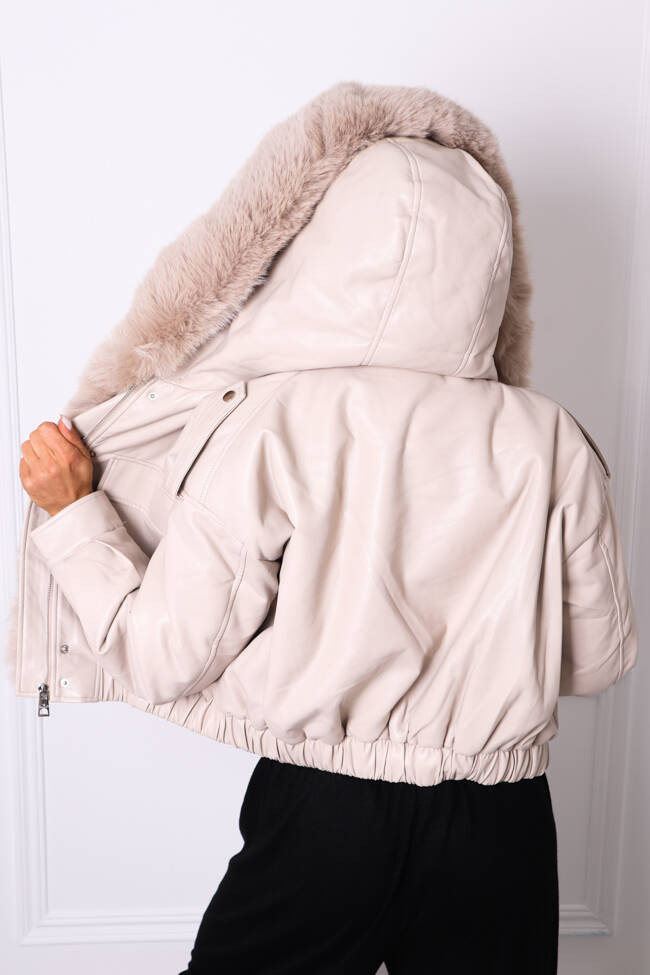 BEŻOWA KURTKA Z IMITACJI SKÓRY Z OCIEPLENIEM I OZDOBNYM FUTERKIEM