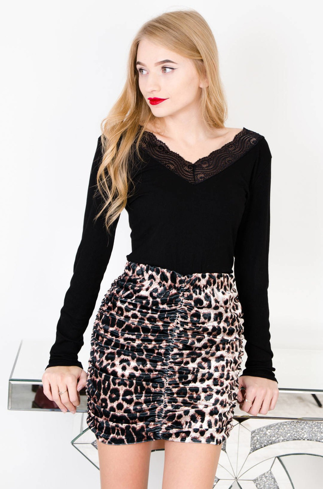 CZARNA PRĄŻKOWANA BLUZKA Z KORONKOWYM DEKOLTEM W SEREK